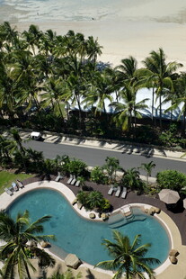 热带海滨度假泳池风光