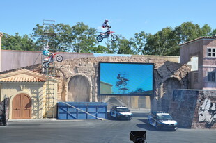 复古风格建筑前的蓝色屏幕