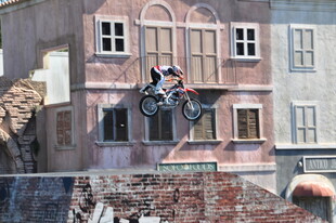 极限摩托手空中酷炫飞跃