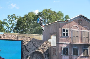 废弃建筑上的工人作业