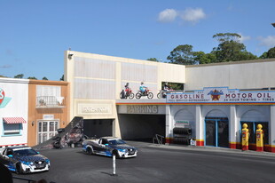 汽车展厅前的多辆汽车