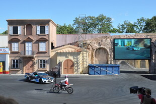 复古街道场景与车辆