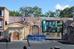 古老建筑前的蓝色围挡场景