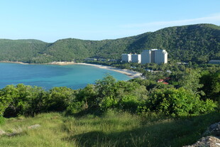 海滨青山间的美丽景致