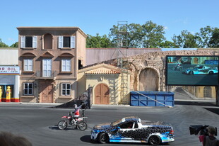 复古街道上的赛车与摩托