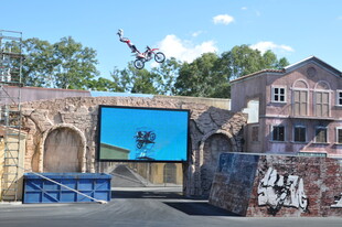 户外特色场景与蓝色屏幕