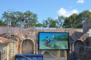 户外屏幕展示海底景象