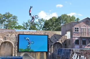 极限摩托空中特技表演