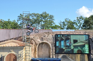 摩托车手空中特技表演