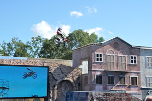 复古建筑旁的蓝色广告牌