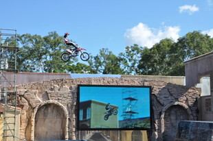 户外攀岩场景与电子屏幕