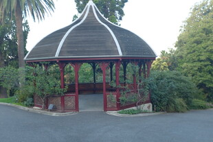 古典凉亭隐于葱郁绿植间