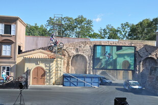 复古场景中的汽车与建筑