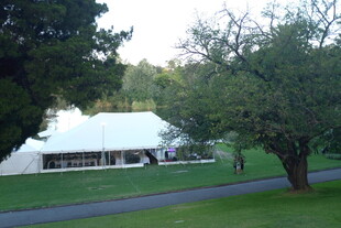 乡村草地旁的白色建筑