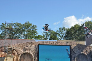 极限运动员空中飞跃瞬间