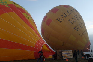 多彩热气球准备升空