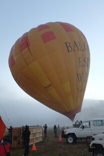 地面准备起飞的热气球