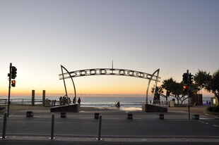 海边夕阳下的拱形标识牌