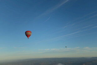 天空中翱翔的彩色热气球