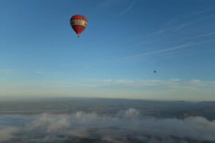 高空热气球翱翔云海间
