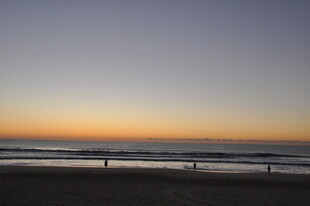 海边日落时分的浪漫景致