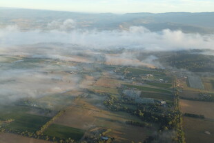 空中俯瞰云雾缭绕的田野