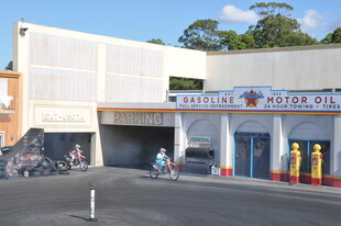 街边特色建筑与行人景象