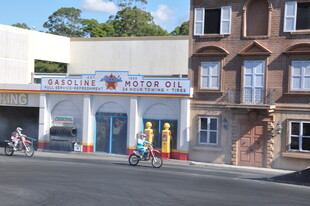 小镇街边的精致咖啡馆