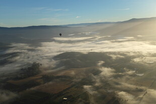 空中俯瞰云海与山峦美景