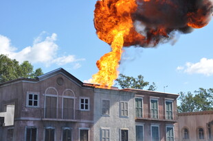 房屋起火浓烟腾空而起