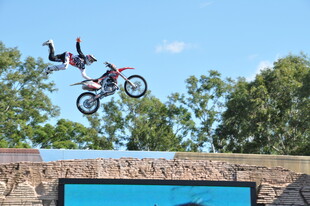 摩托特技空中飞跃瞬间