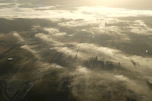 高空俯瞰云海中的城市