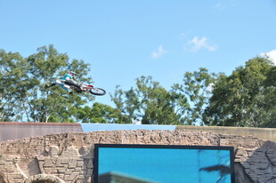 空中飞跃的摩托车