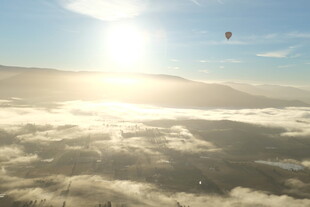云海之上的壮丽日出景观
