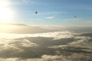 云海之上的滑翔伞飞行