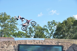 摩托车手空中炫酷特技