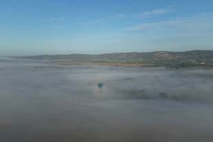云海中一人漫步的壮丽景象