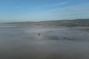 山间云海中的孤独身影