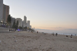 城市旁的美丽沙滩黄昏景