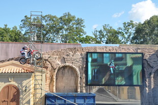 极限车手于建筑旁酷炫飞跃