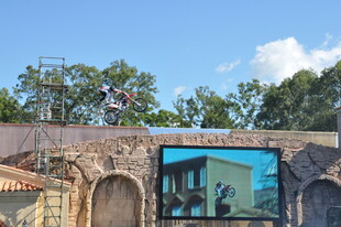 古老石墙与壁画景观