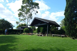 户外草坪上的休闲凉亭