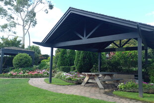 户外花园中的休闲凉亭