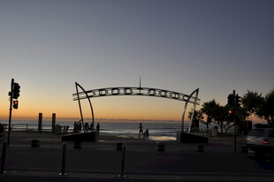 海边黄昏下的冲浪者天堂