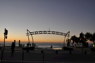 海边日落时的拱形景观