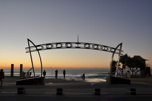 海边日落时的特色拱形建筑