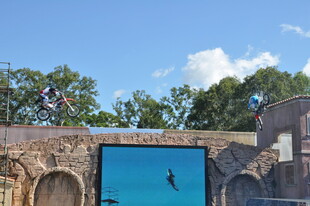 跳水者飞跃古老建筑门洞