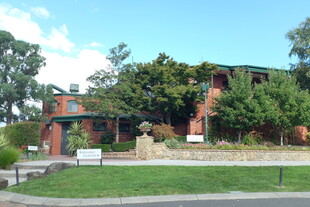 绿树环绕的红砖建筑