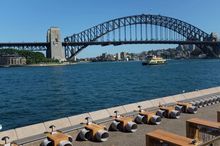 悉尼海港大桥下的休闲场景