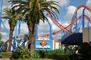 游乐园中的多彩过山车景观